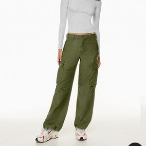 TNA Aritzia Supply Cargo Pants size 8. Green/Gd Fatigue colour. Brand new!